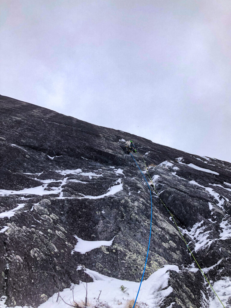 Simon Bossé dans la seconde longueur de Baba Yaga, Mont du Gros Bras.