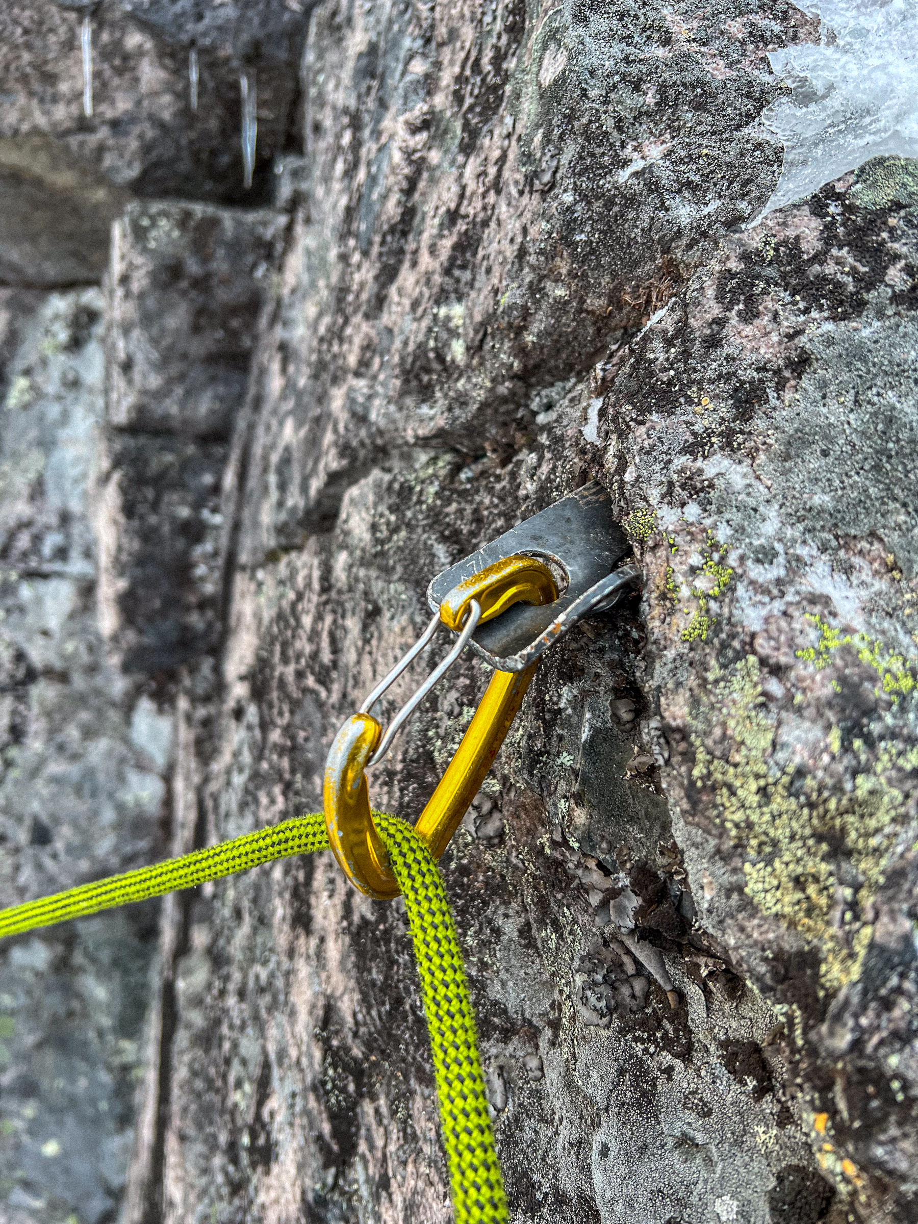 Quels pitons pour l’escalade mixte au Québec?